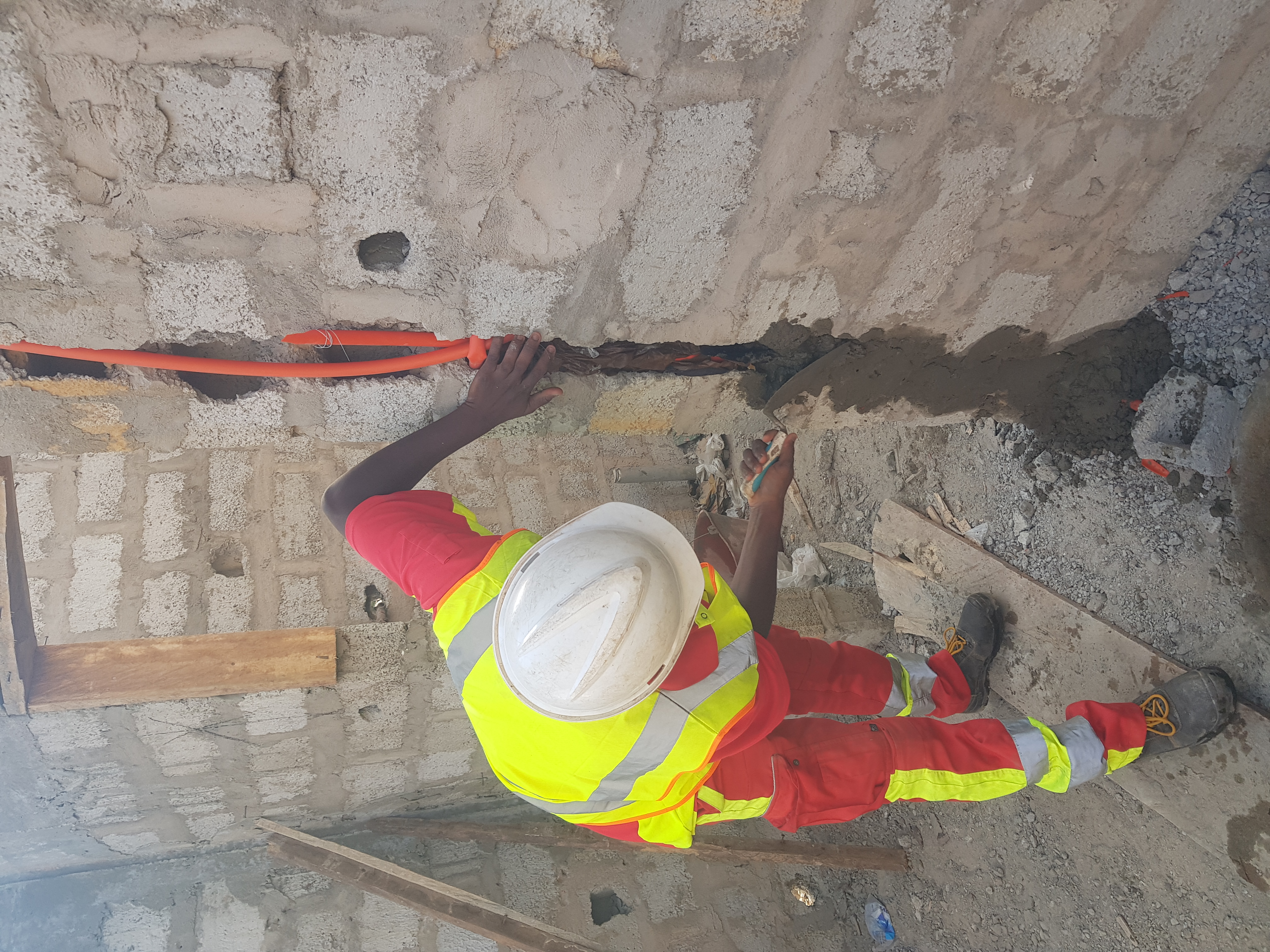 Technicien électricien sur chantier