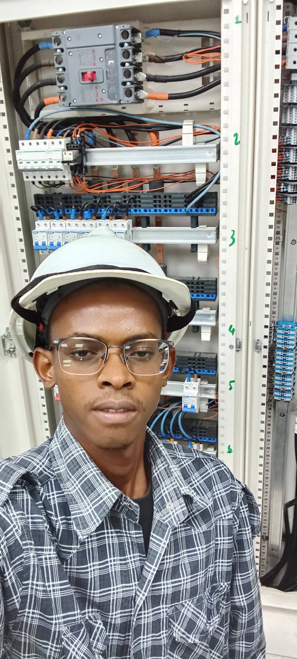 Ingénieur SACOM TECH sur chantier